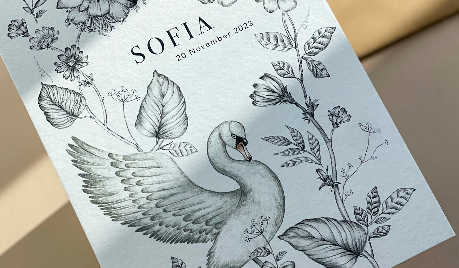 De Betoverende Symboliek van Zwanen op Geboortekaartjes - Story of July